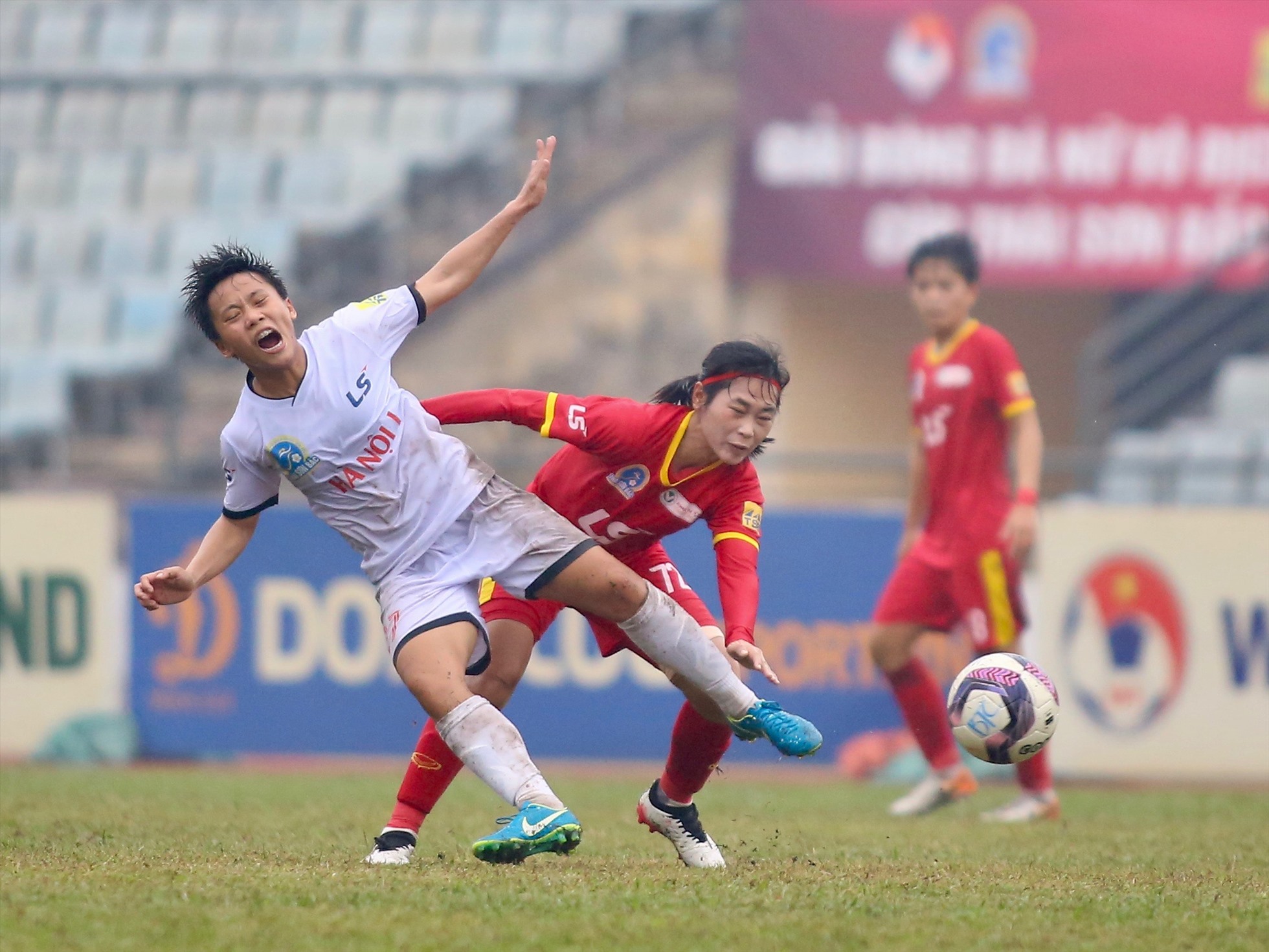 Đội Hà Nội I (áo trắng) mất ngôi đầu bảng và cũng mất luôn quyền tự quyết trong cuộc đua đến ngôi vô địch Giải nữ vô địch quốc gia - Cúp Thái Sơn Bắc 2022. Ảnh: VFF