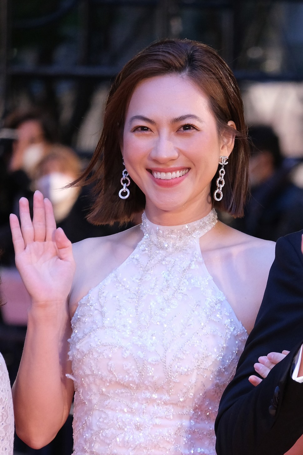 “Tro tàn rực rỡ” là phim Việt Nam đầu tiên được chọn vào hạng mục tranh giải chính thức của Liên hoan phim quốc tế Tokyo. Trong phim, Phương Anh Đào hóa thân thành nhân vật Nhàn kết đôi cùng diễn viên Quang Tuấn.