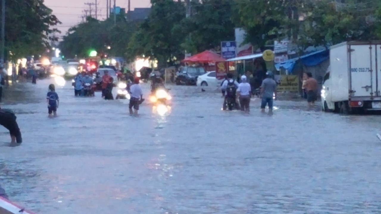 Mưa ngập tại thị trấn Trảng Bom, huyện Trảng Bom. Ảnh: Hà Anh Chiến