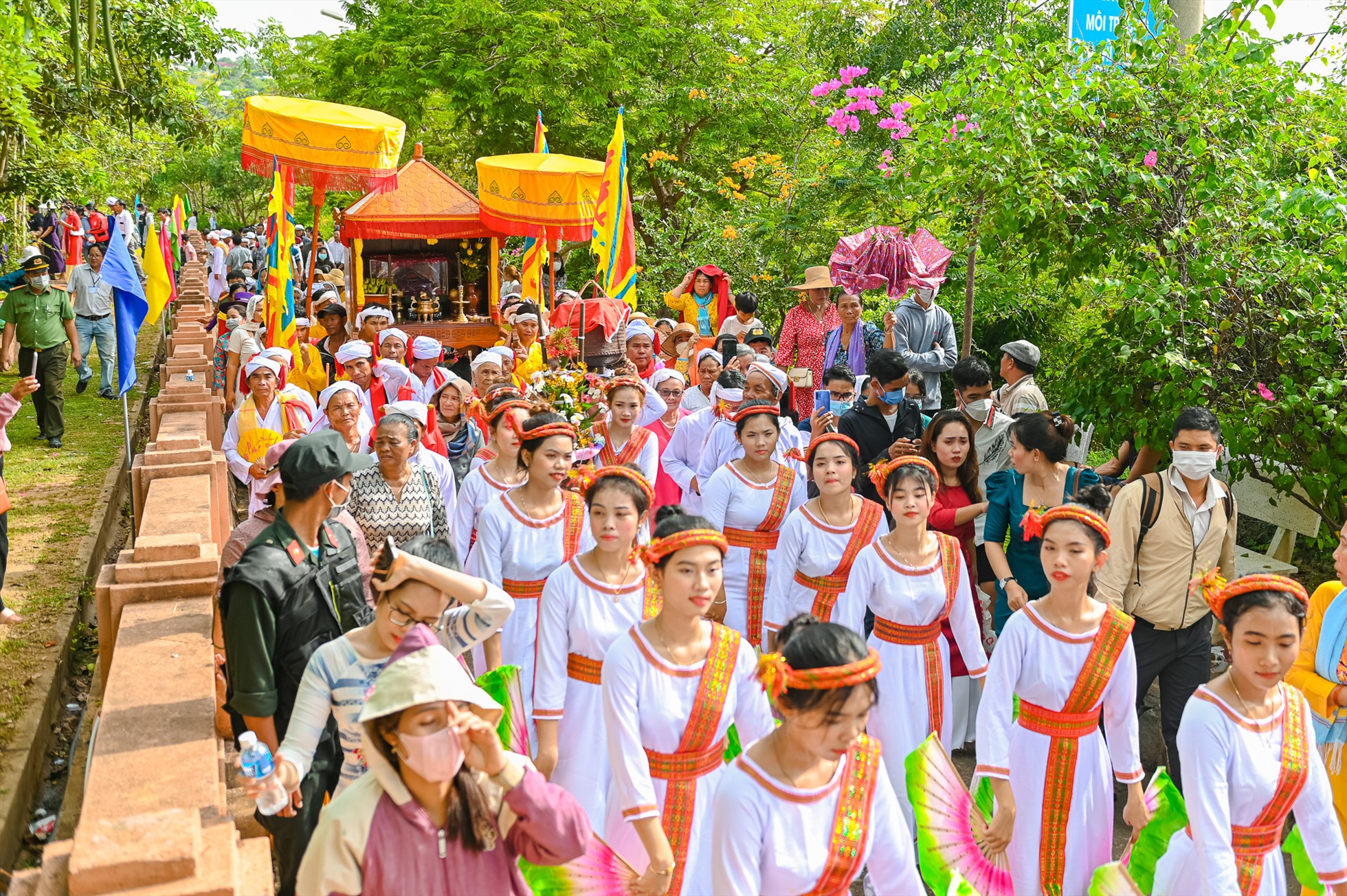 Các Nam vương, Hoa hậu khám phá lễ hội Katê.