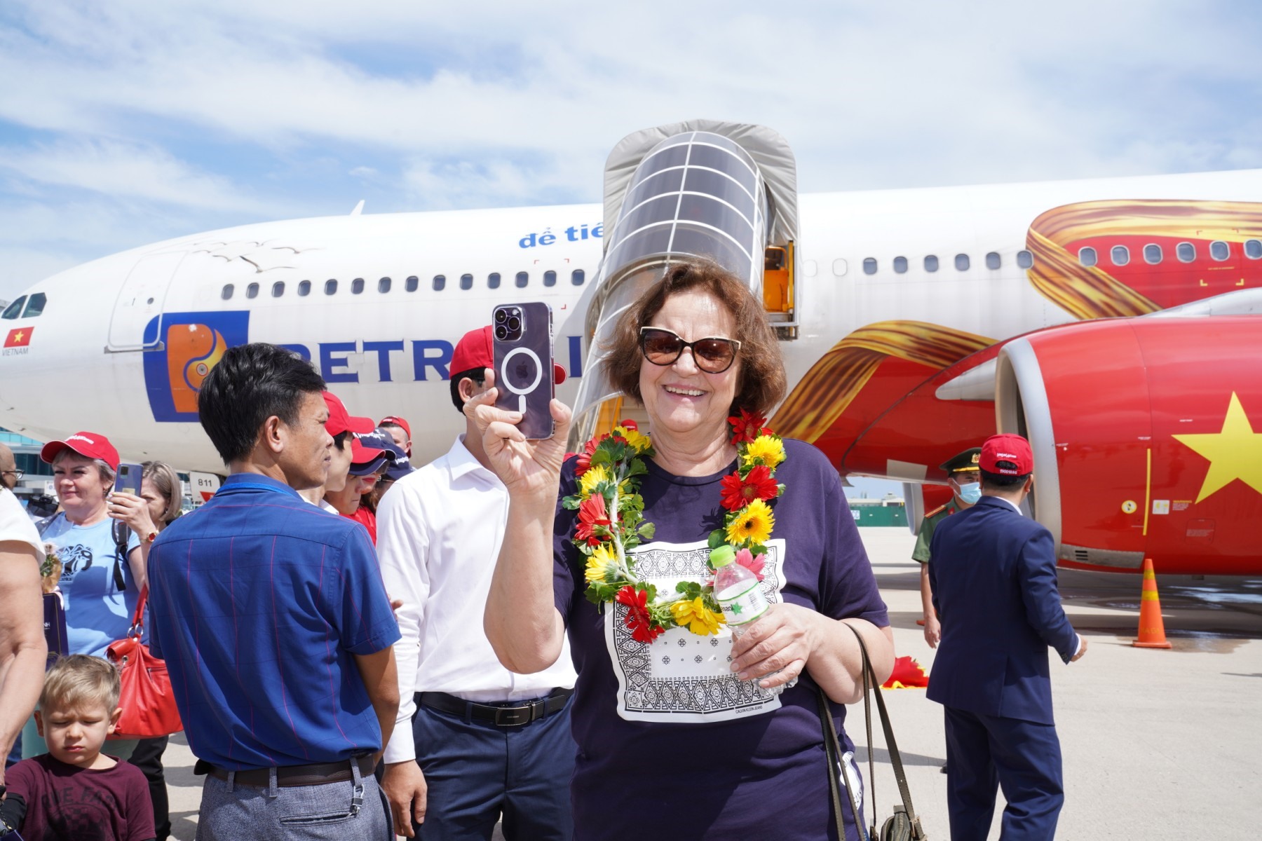 Những du khách đầu tiên bay thẳng cùng Vietjet từ Kazakhstan đến với Nha Trang hào hứng trước chuyến bay và sự chào đón nồng nhiệt của thành phố biển.