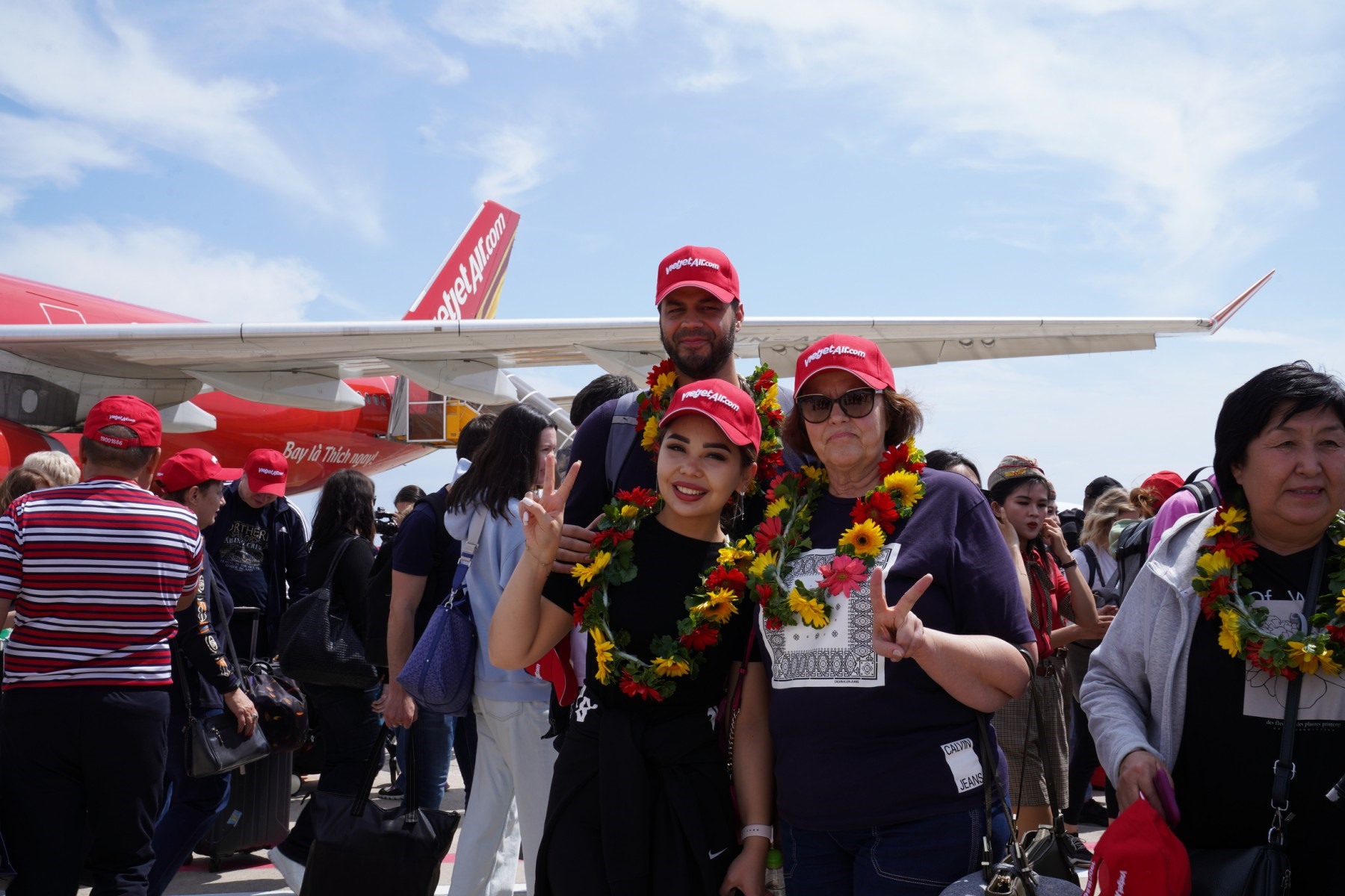 Những du khách đầu tiên bay thẳng cùng Vietjet từ Kazakhstan đến với Nha Trang hào hứng trước chuyến bay và sự chào đón nồng nhiệt của thành phố biển.