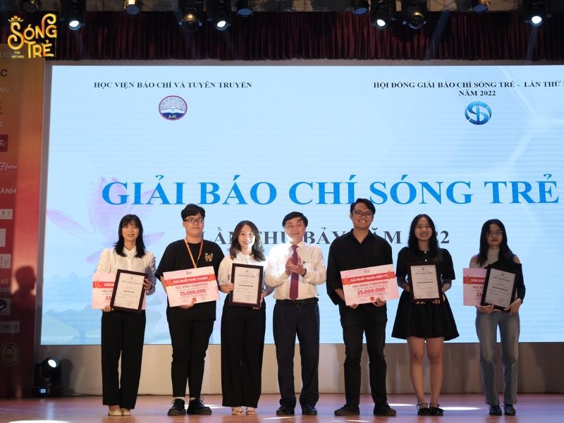 PGS.TS Phạm Minh Sơn trao giải nhất cho các tác phẩm xuất sắc tại 6 hạng mục. Ảnh: BTC