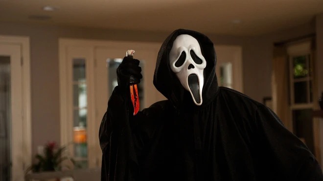 “Scream” được biên kịch Kevin Williamson viết dựa trên một vụ giết người hàng loạt nhắm vào các sinh viên ở Gainesville, Florida vào năm 1990. Ảnh: CMH