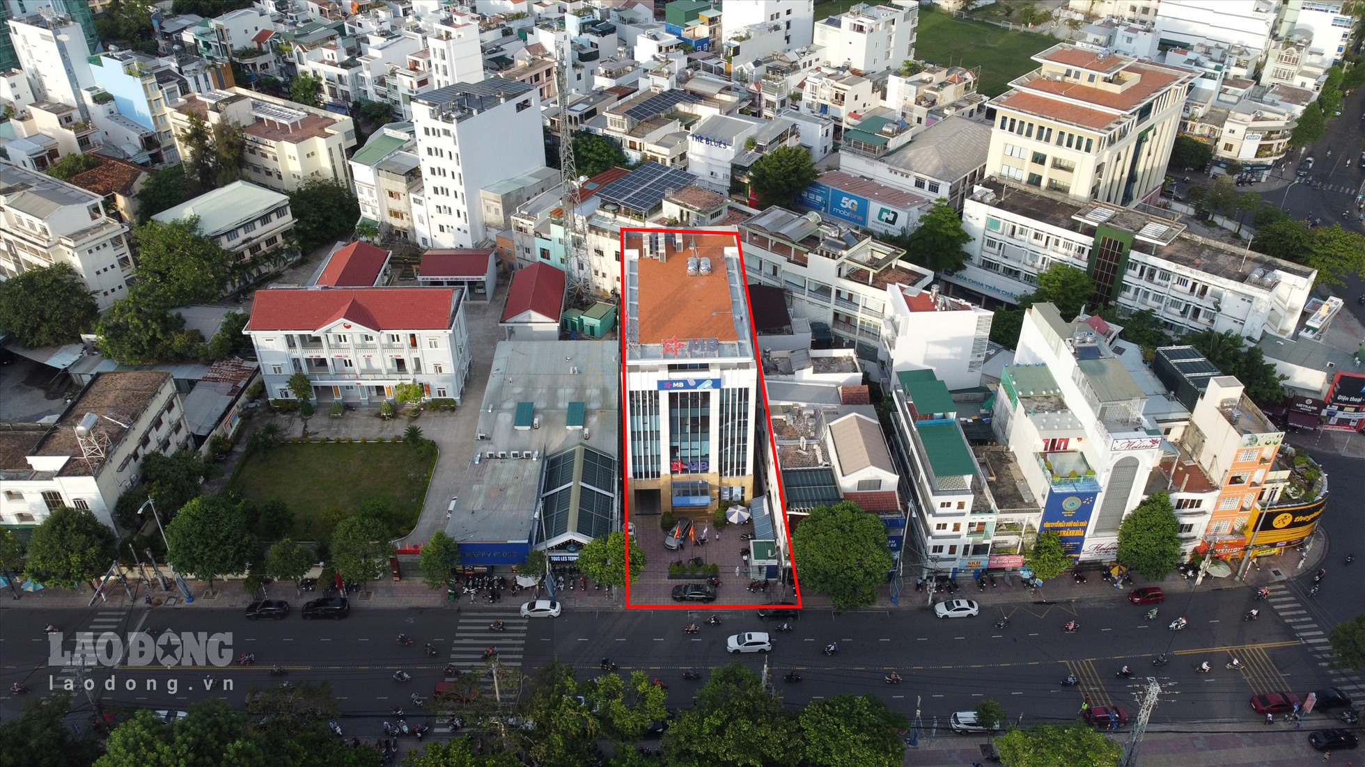 Trụ sở Ngân hàng TMCP Quân đội tại số 9 đường Lê Thánh Tôn (4.772m2). Công trình này được thực hiện theo Hợp đồng liên kết đầu tư – xây dựng giữa Bộ CHQS tỉnh và Ngân hàng CP Quân đội ký  vào năm 2013.