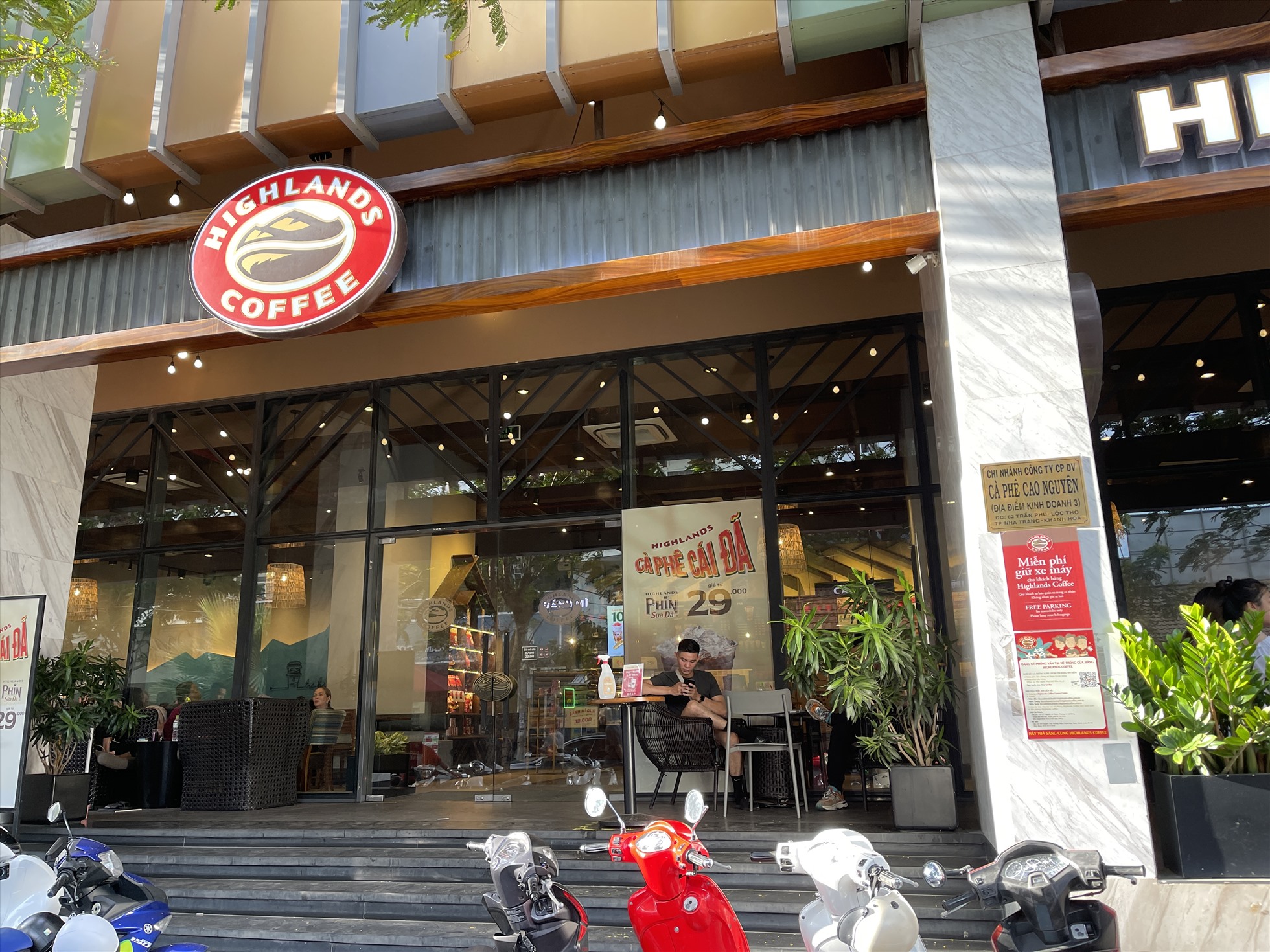Tại vị trí 62 Trần Phú còn xuất hiện một quán cà phê.