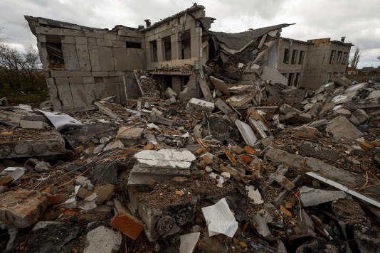 Tòa nhà bị phá hủy trong cuộc không kích của Nga tại một ngôi làng gần chiến tuyến ở vùng Mykolaiv. Ảnh chụp màn hình