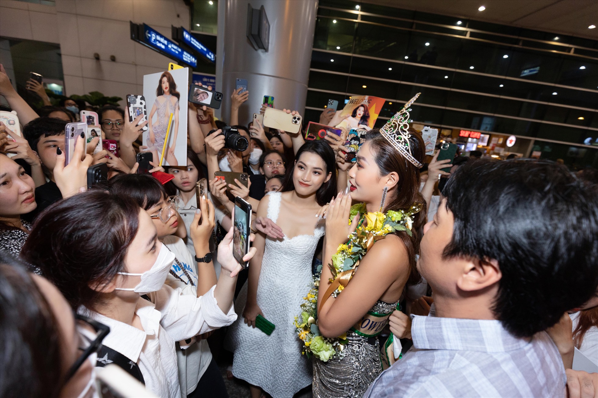 Người hâm mộ có mặt từ rất sớm để chào đón nàng hậu, mặc dù chỉ dừng chân ở Top 20 nhưng nàng hậu đặc biệt chiếm được tình cảm lớn của người hâm mộ Việt Nam bởi sự duyên dáng và đáng yêu trong cách ứng xử và giao tiếp của mình.