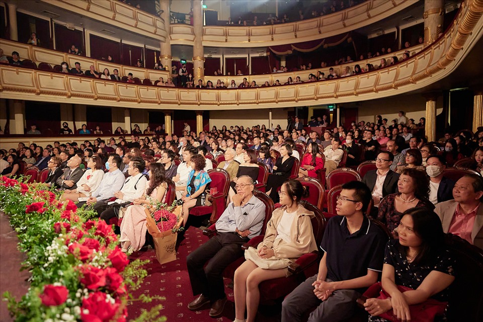 Khán giả Hà Nội ngồi chật kín khán phòng và say sửa thưởng thức đêm hòa nhạc. Ảnh: BTC