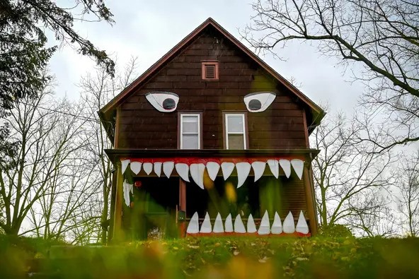 Mặt tiền của một ngôi nhà tại thành phố Lansing (bang Michigan, Mỹ) bị biến thành con quái vật cùng đôi mắt dữ tợn cùng những chiếc răng lớn sắc nhọn.