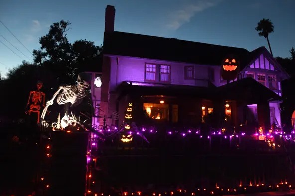 Ngôi nhà lâu đời được xây vào năm 1914 nằm ở quận Ventura (bang California, Mỹ) tạo cảm giác u ám với bộ xương người treo ngoài hàng rào, cùng ánh đèn chập chờn màu tìm khiến không ít người qua đường cảm thấy lạnh sống lưng trong dịp Halloween.