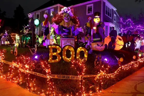 Một ngôi nhà tại bang New Jersey (Mỹ) lại lựa chọn phong cách trang trí Halloween màu sắc hơn với đèn lồng bí ngô, song không kém phần đáng sợ với hình ảnh mặt hề