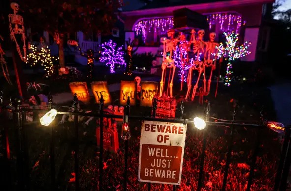 Trang trí Halloween ở một ngôi nhà tại đại lộ Hillcrest (London, Anh)