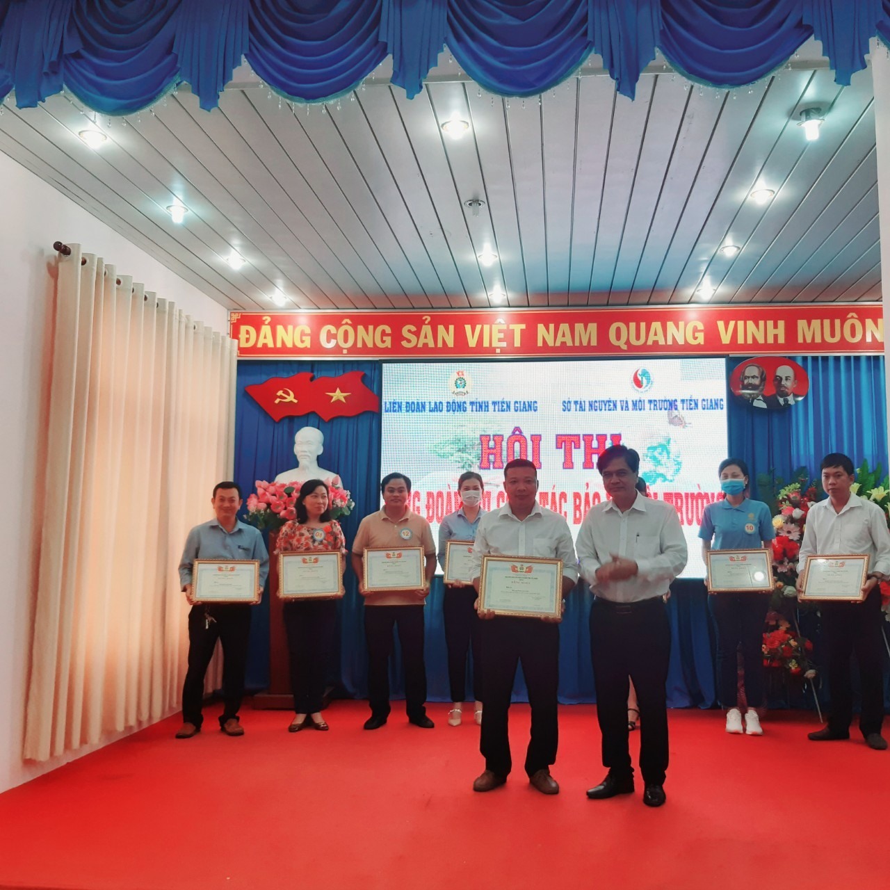 Lãnh đạo Sở TNMT tỉnh Tiền Giang trao thưởng cho đội đoạt giải nhất. Ảnh: T.G