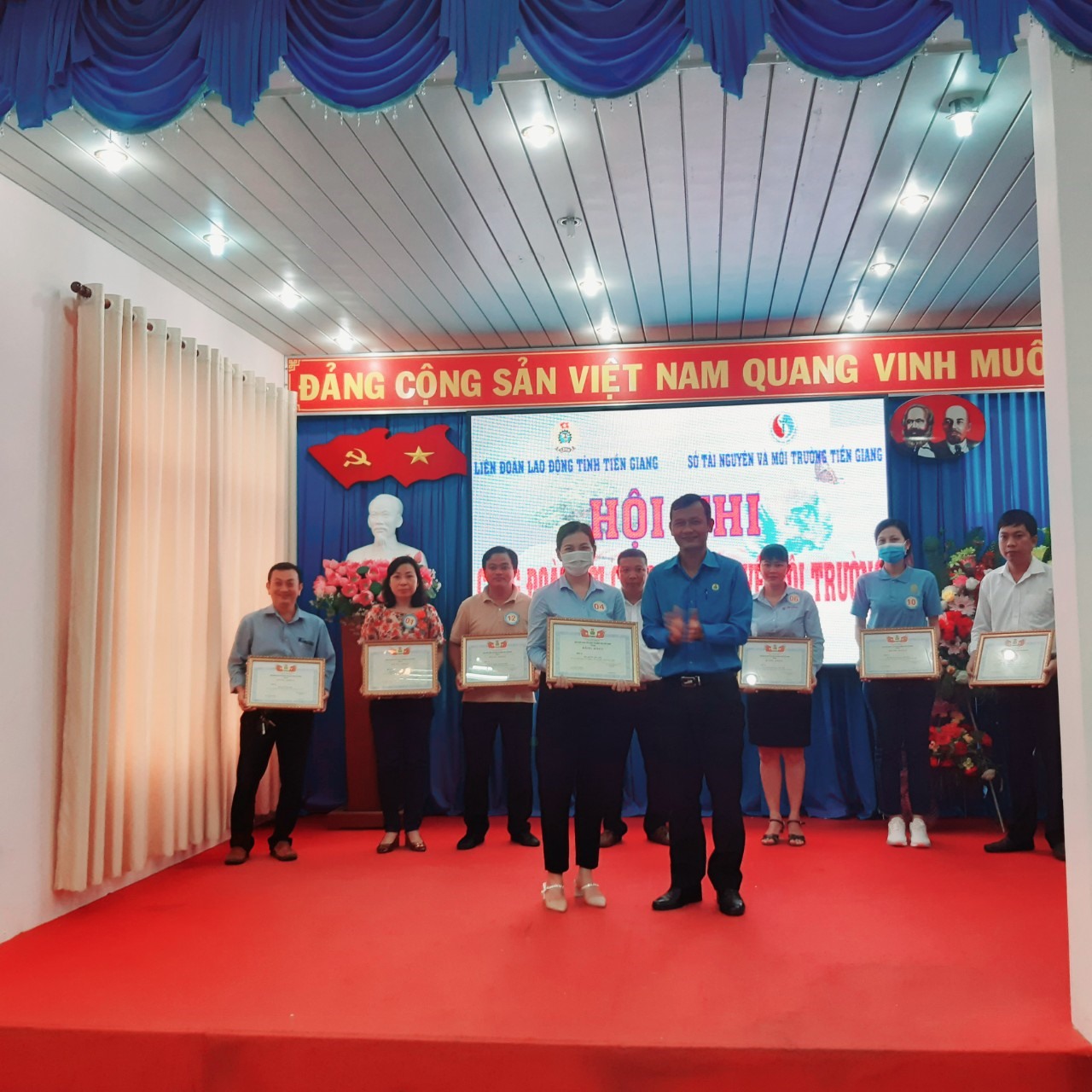 Lãnh đạo LĐLĐ tỉnh Tiền Giang trao thưởng cho đội đoạt giải nhì. Ảnh: T.G