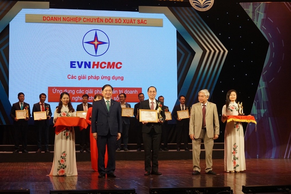 EVNHCMC nhận giải thưởng Doanh nghiệp chuyển đổi xuất sắc năm 2020. Ảnh: EVNHCMC cung cấp