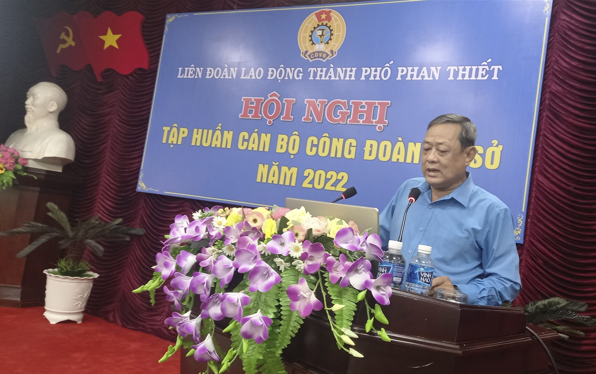Đồng chí Võ Huy Luận, Chủ tịch LĐLĐ TP.Phan Thiết trình bày nội dung tập huấn. Ảnh: LVL