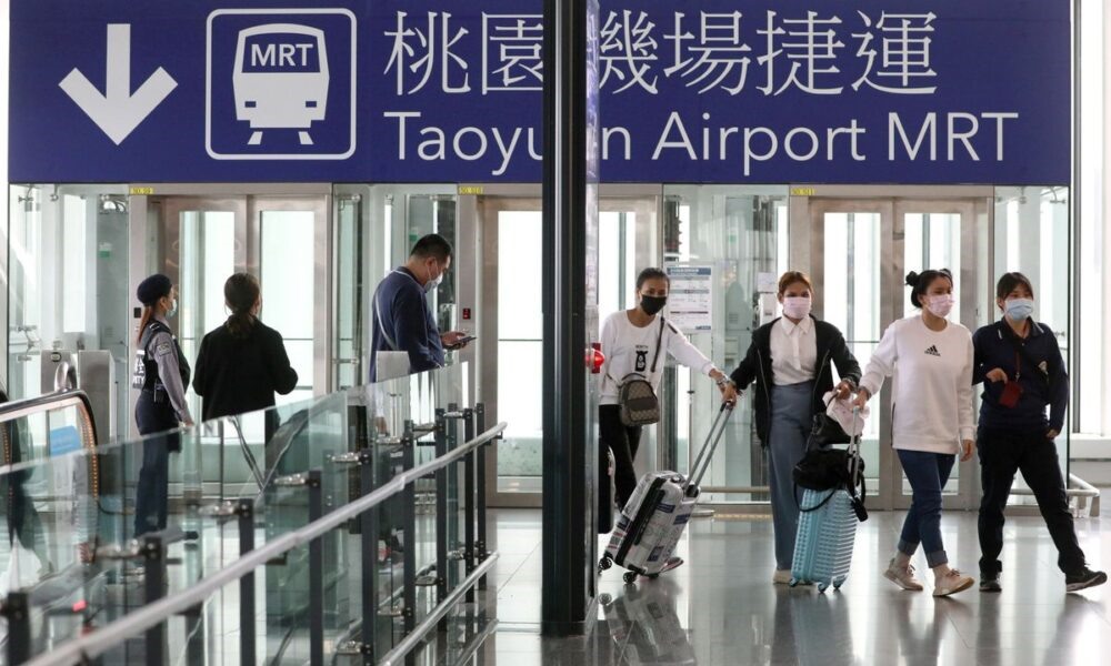 Hành khách tại sân bay quốc tế Đào Viên, Đài Loan (Trung Quốc). Ảnh: AFP