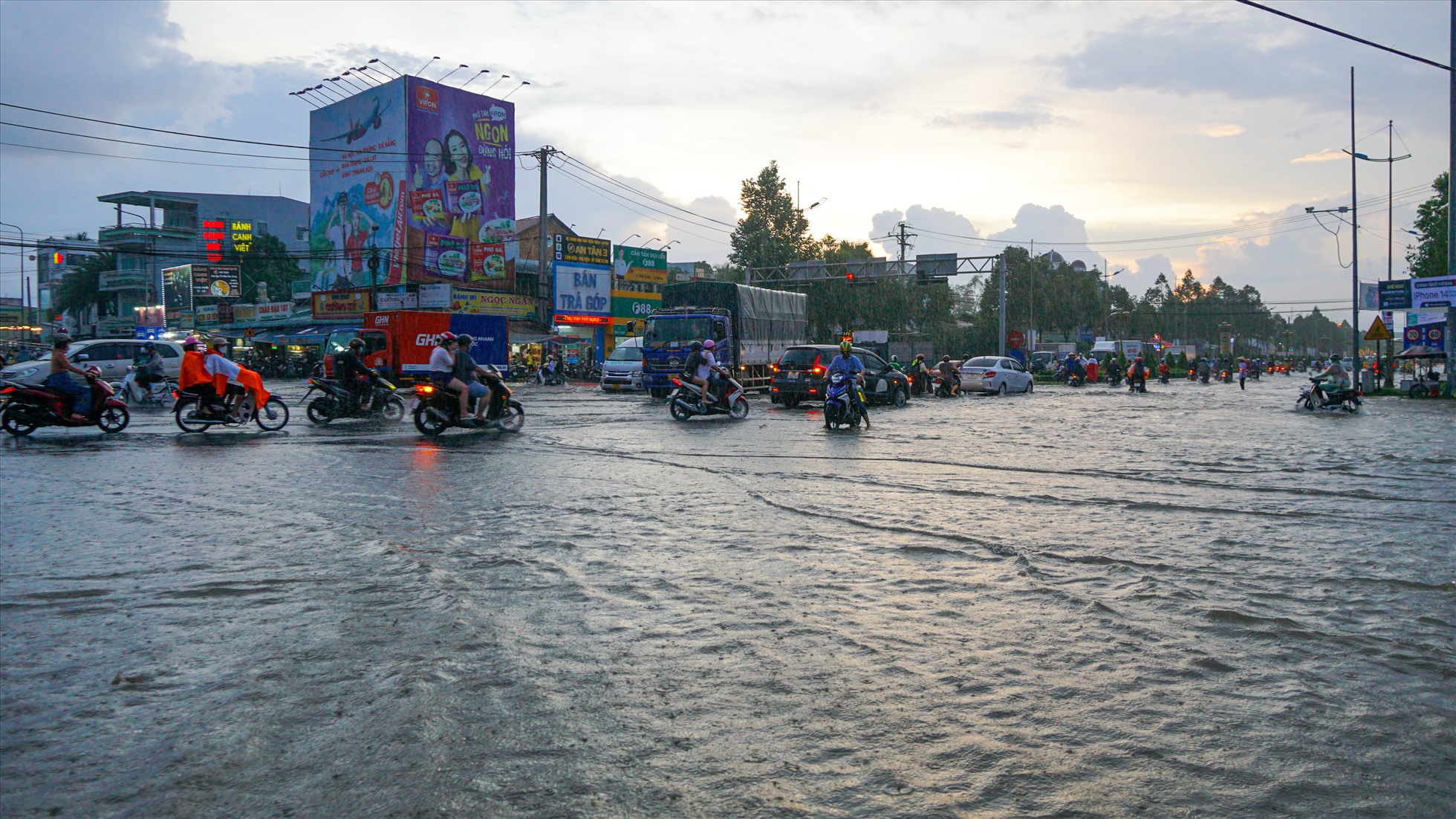 Cơn mưa lớn kéo dài bắt đầu từ khoảng 14h đến 17h khiến nhiều tuyến đường, phố của TP. Cần Thơ ngập nặng.