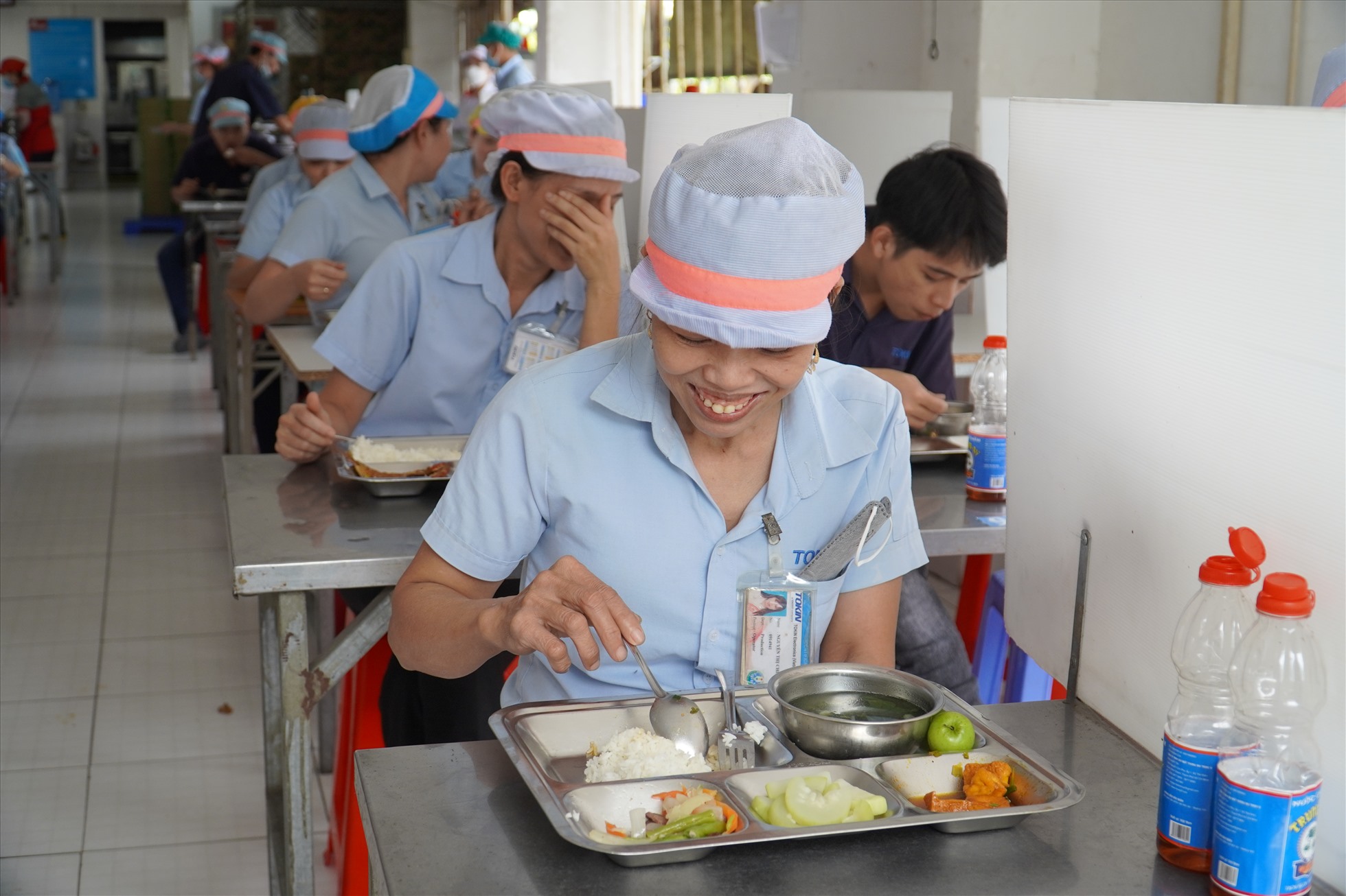 Đoàn kiểm tra đề nghị doanh nghiệp tiếp tục quan tâm tới bữa ăn và vấn đề khám sức khoẻ định kỳ cho người lao động. Ảnh: Hà Anh Chiến