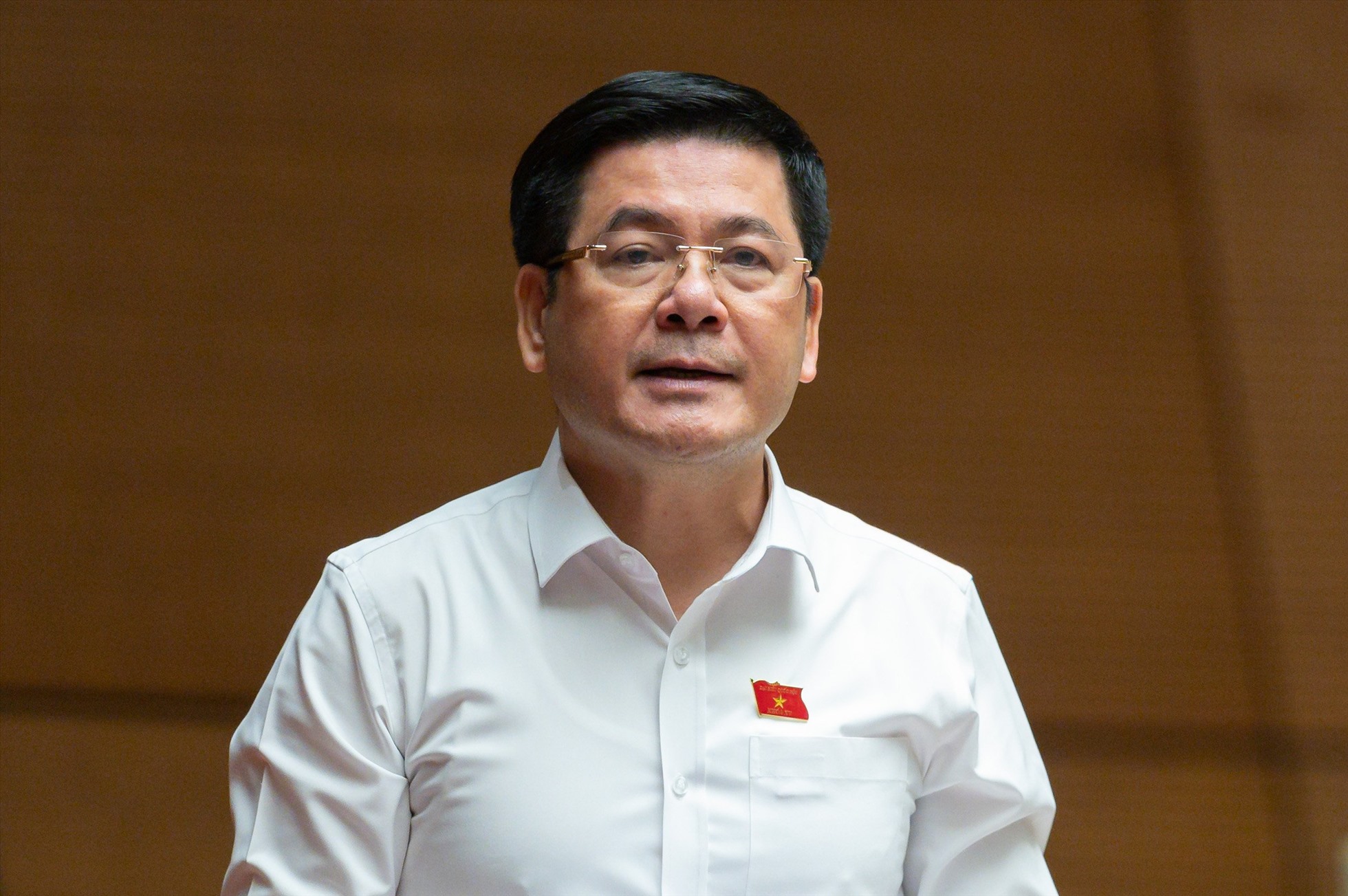 Bộ trưởng Bộ Công thương Nguyễn Hồng Diên giải trình về tình hình cung ứng xăng dầu.