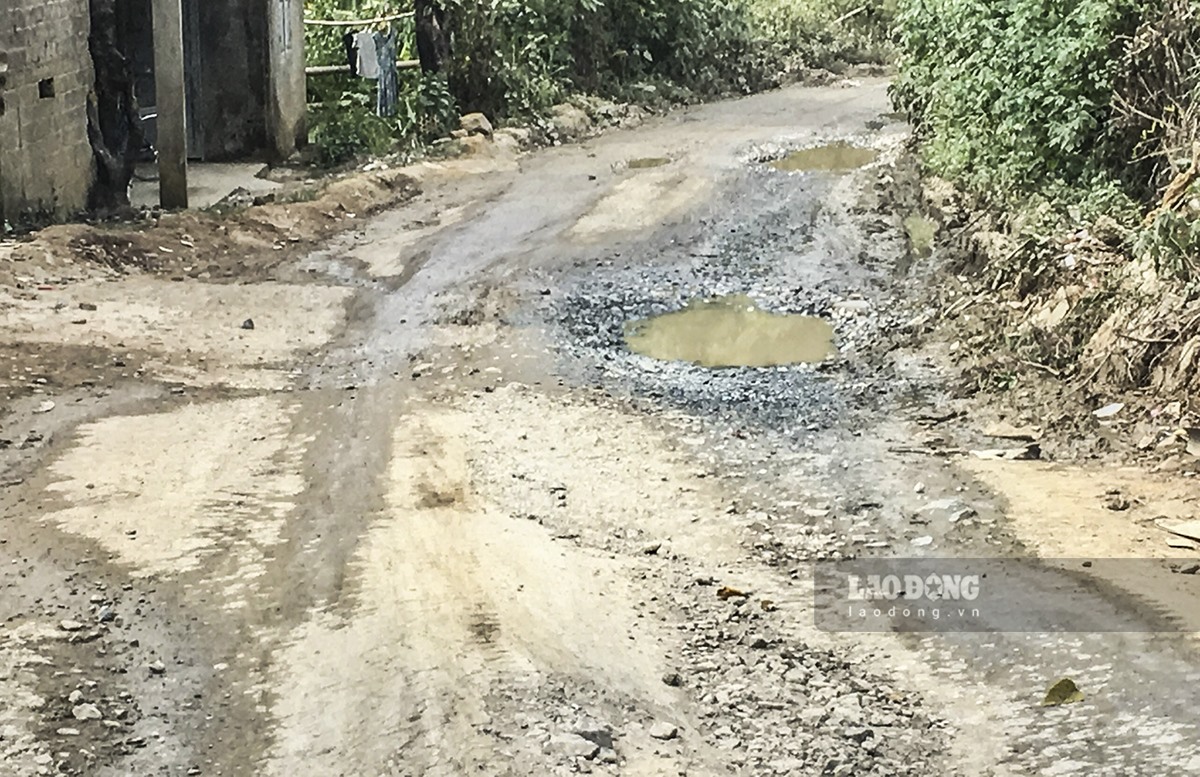Phản ánh tới Báo Lao Động, người dân tại xã Nậm Xe, huyện Phong Thổ, tỉnh Lai Châu bày tỏ bức xức về tình trạng xe chở vật liệu vào xây dựng thủy điện, dự án thi công đường trên địa bàn làm “nát bét” tuyến đường dân sinh.