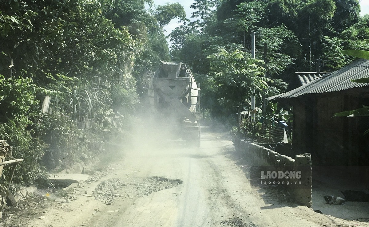 Ghi nhận dọc tuyến đường, PV Báo Lao Động bắt gặp hàng chục xe bồn, xe tải có dấu hiệu quá tải nối đuôi nhau vận chuyển vật liệu lên khu vực đang thi công các dự án làm đường và xây dựng thủy điện.