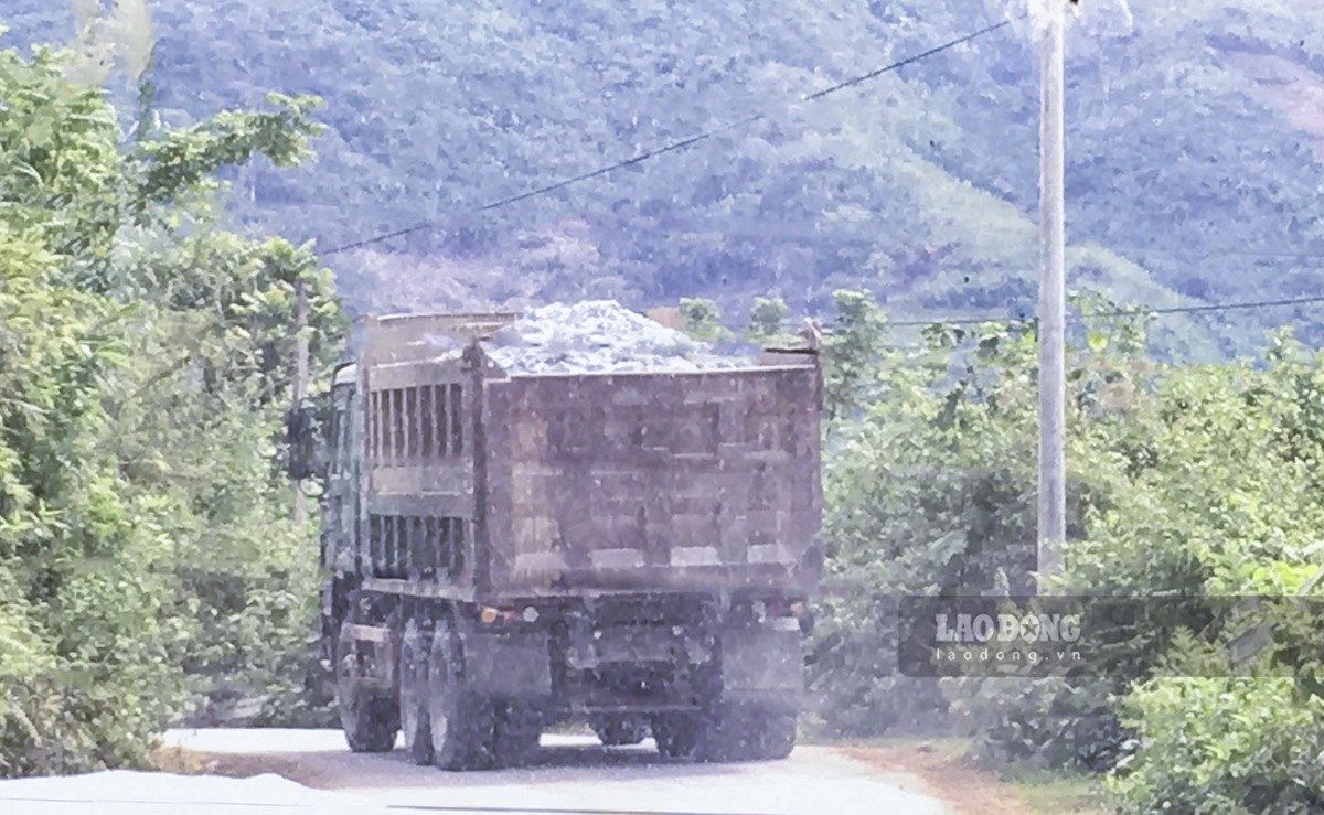 Trong khi toàn quốc đã quân xử lý xe quá tải, cơi nới thành thùng, nhưng theo quan sát của PV thì những chiếc xe tải chở đá này có dấu hiệu cơi nới thành thùng, không che phủ bạt vẫn chạy bụi bay mù mịt.