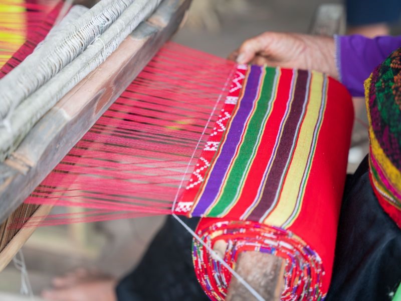 Để có những thước vải thổ cẩm rực rỡ nhưng trang nhã, người phụ nữ Thái đã phải cần mẫn, dày công, kiên trì thực hiện nhiều công đoạn.
