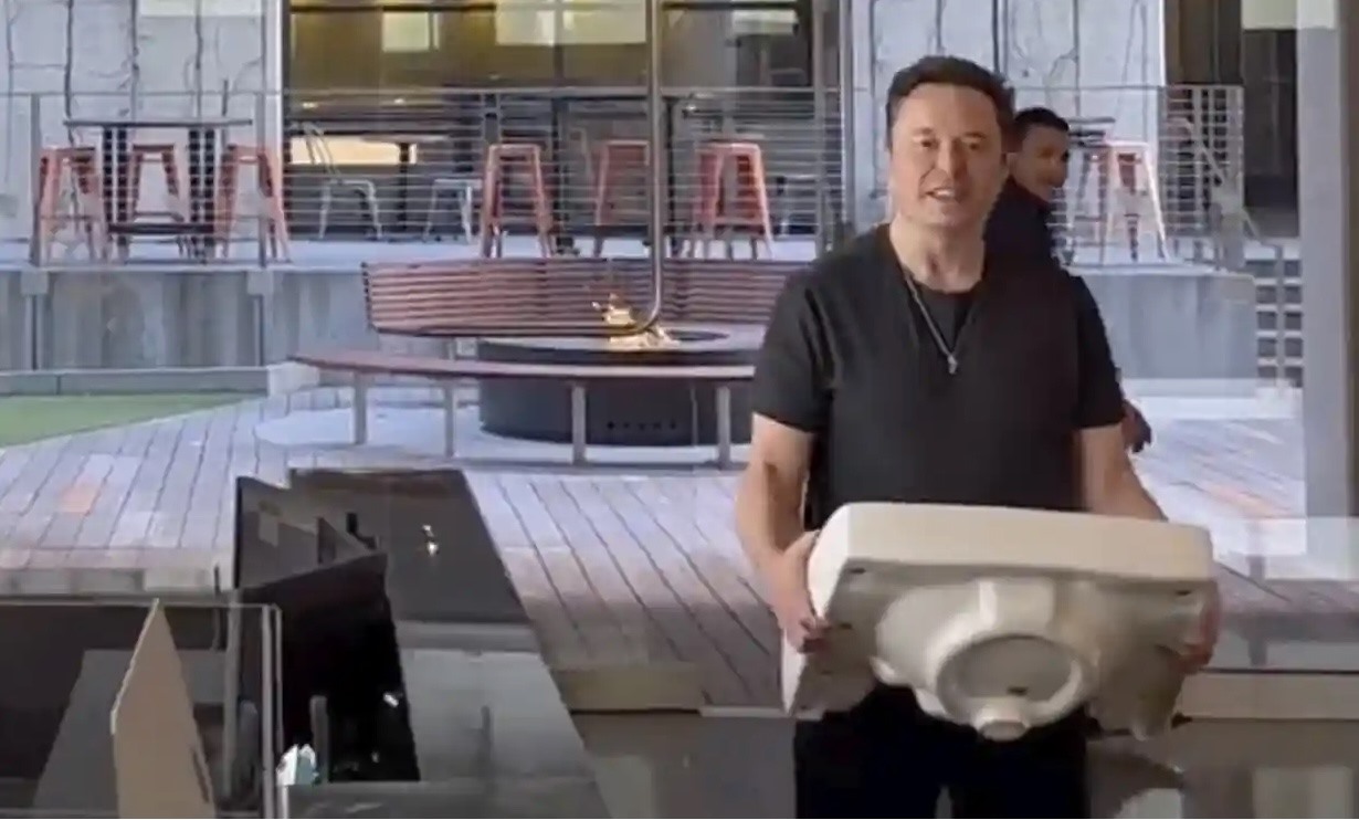 Elon Musk bước vào trụ sở của Twitter với một chiếc bồn rửa. Ảnh chụp màn hình