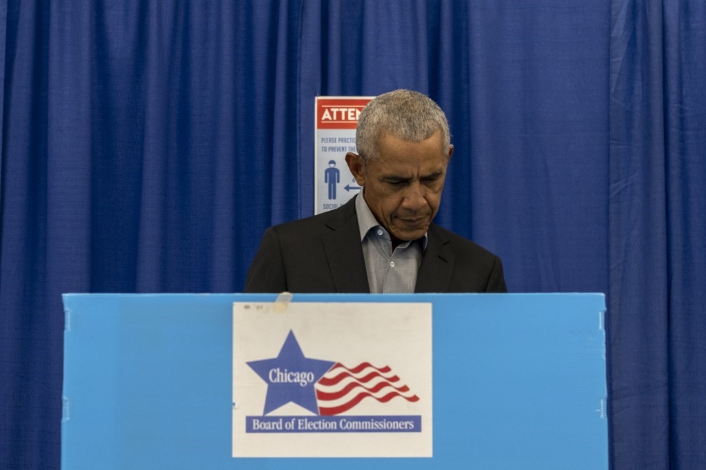 Cựu Tổng thống Barack Obama bỏ phiếu sớm ở Chicago, Illinois, ngày 17.10.2022. Ảnh: AFP