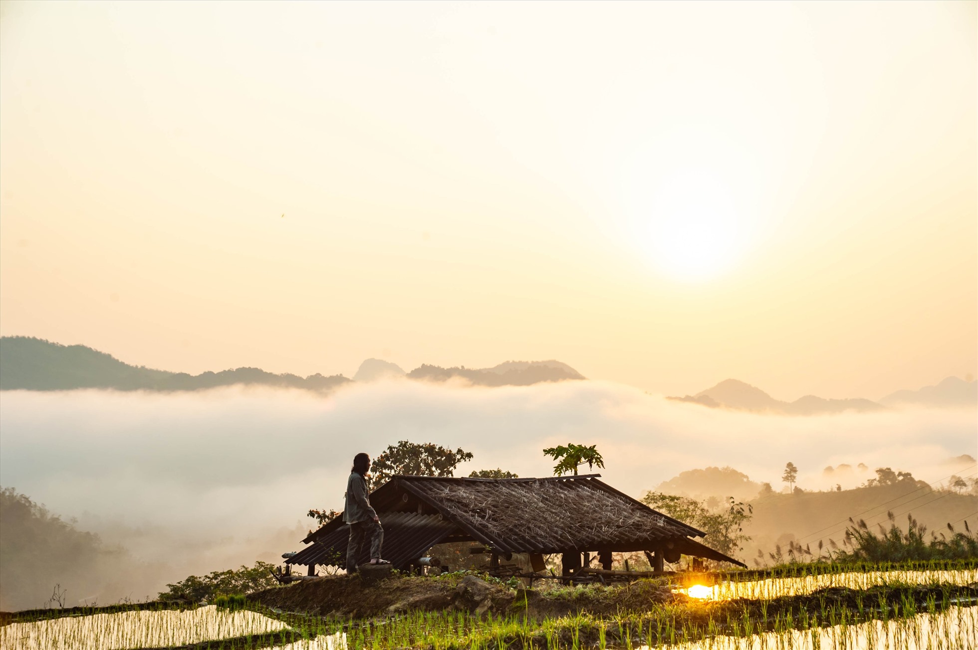 Biển mây lúc bình minh ở Nà Bai.