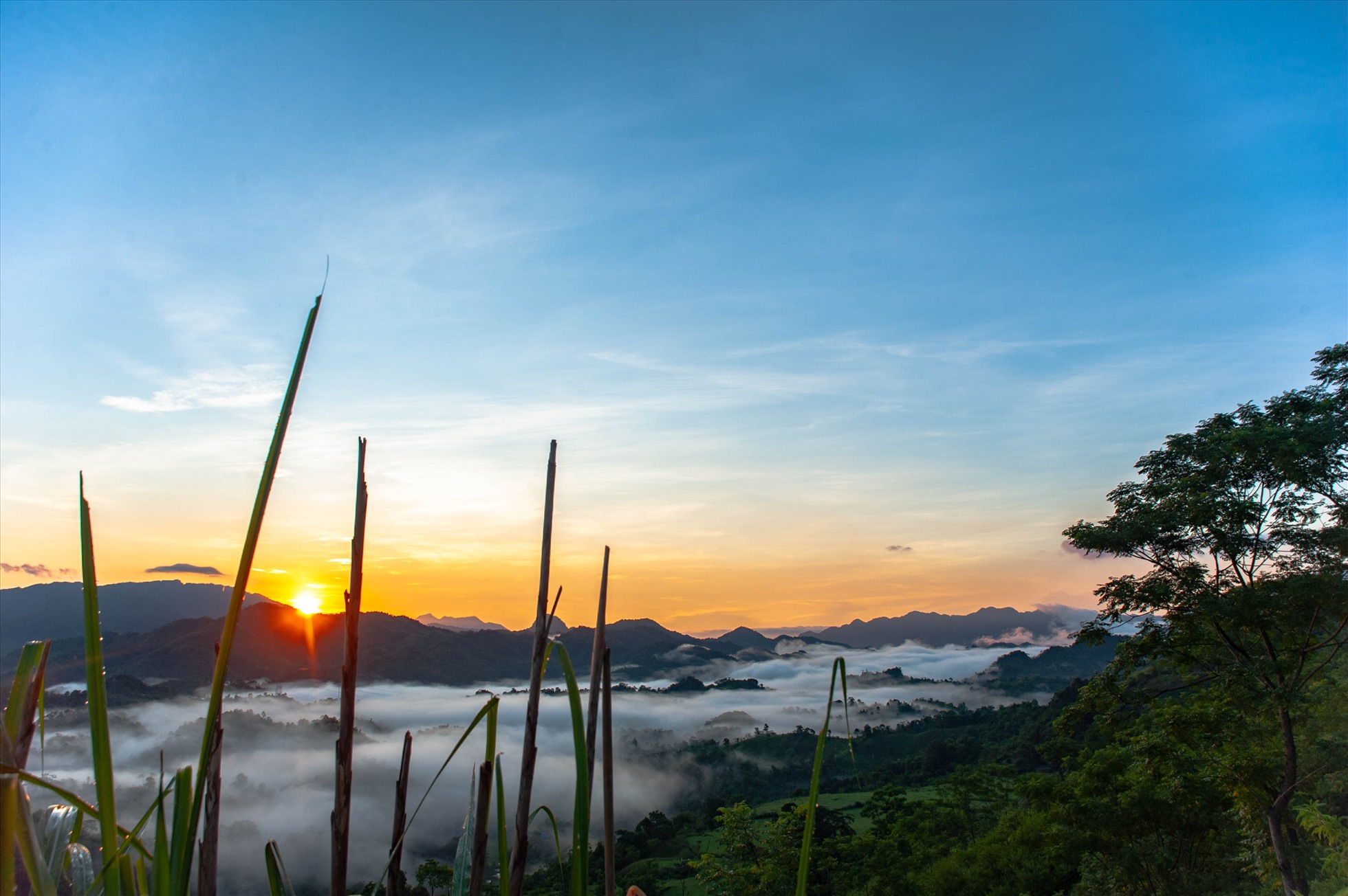 Biển mây lúc bình minh ở Nà Bai.