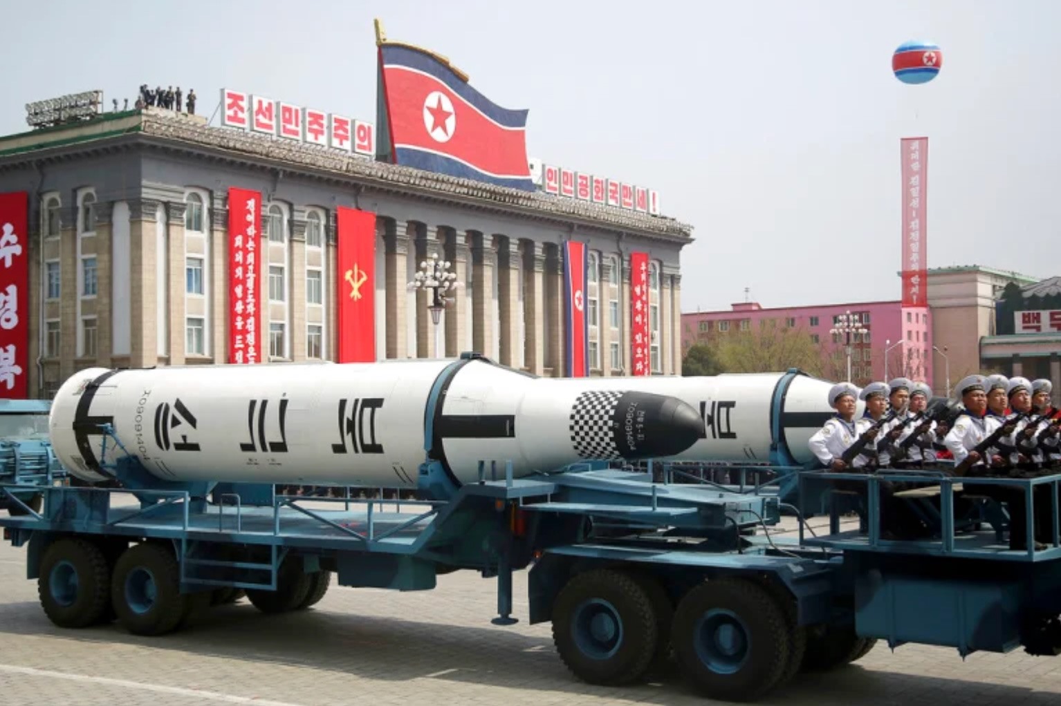 Một tên lửa đạn đạo dành cho tàu ngầm được trưng bày tại Quảng trường Kim Nhật Thành trong một cuộc duyệt binh ở Bình Nhưỡng, Triều Tiên, năm 2017. Ảnh chụp màn hình