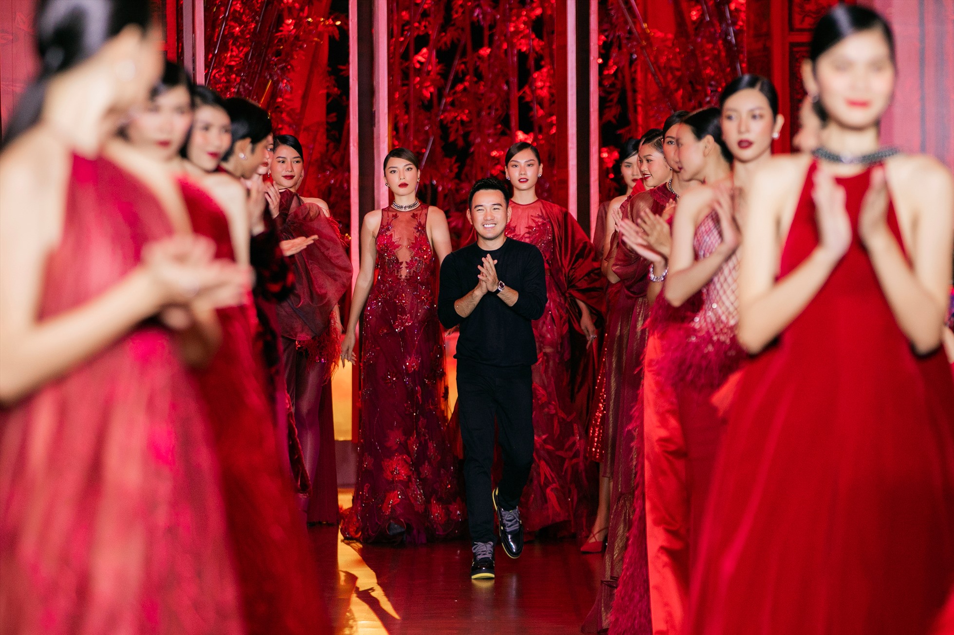 với sự tinh tế trong từng bộ trang phục, nhà thiết kế Lê Thanh Hoà một lần nữa chiêu đãi giới mộ điệu bữa tiệc thời trang mãn nhãn trong tiết thu Hà Nội. Ảnh: Kiếng Cận Team