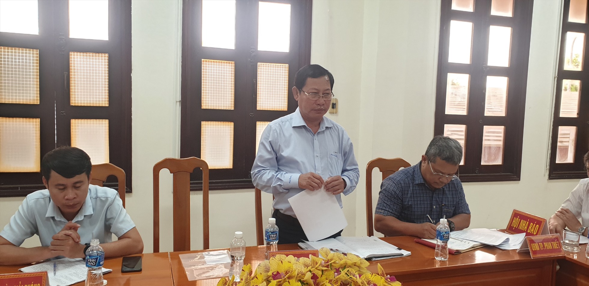 Ông Nguyễn Văn Phúc, Phó Chủ tịch UBND huyện Hàm Thuận Nam thông tin về vụ sạt lở mỏ titan Nam Suối Nhum. Ảnh: DT