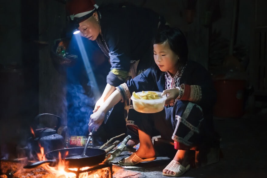 “Tôi có cơ hội trải nghiệm sống trong một căn nhà truyền thống ở miền Bắc Việt Nam. Ở đó không có ánh đèn điện và chúng tôi nấu ăn trên bếp củi. Tôi từng hỏi một phụ nữ bản địa rằng hạnh phúc với cô ấy là gì. Cô ấy trả lời, hạnh phúc là lúa đầy trên nương và con cái khỏe mạnh“, Dima hồi tưởng.