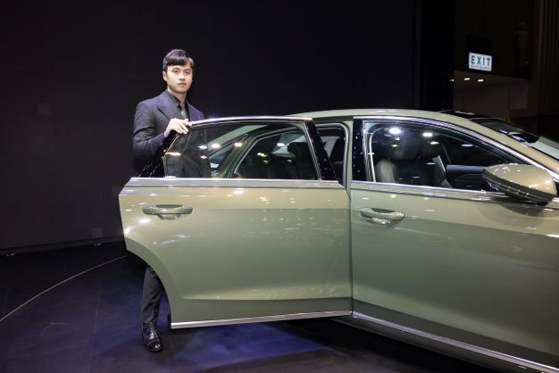 Shark Khoa quan tâm đến những mẫu xe mới, đặc biệt là Audi e-tron SUV, mẫu xe thuần điện có giá bán từ 2,97 tỉ đồng. Ảnh: N.D