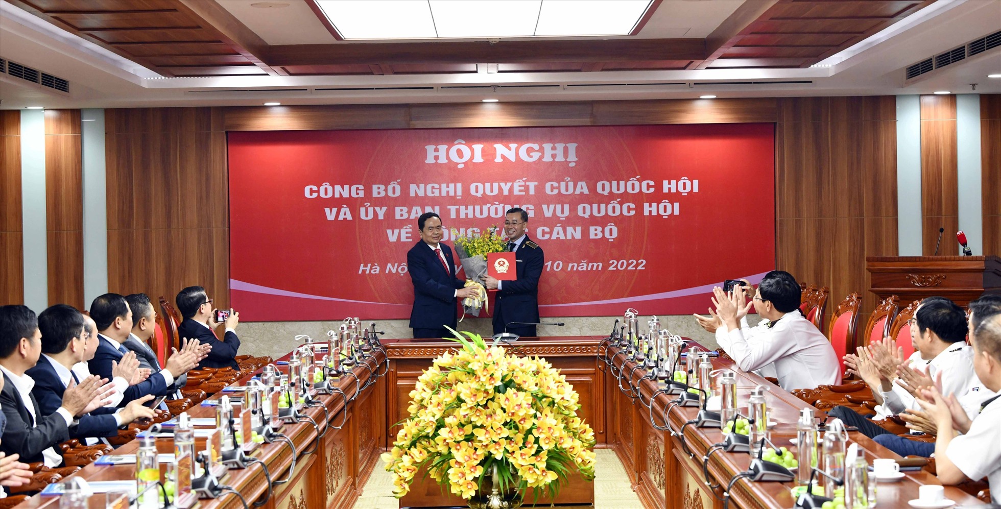 Phó Chủ tịch Thường trực Quốc hội Trần Thanh Mẫn trao Nghị quyết của Quốc hội cho ông Ngô Văn Tuấn.