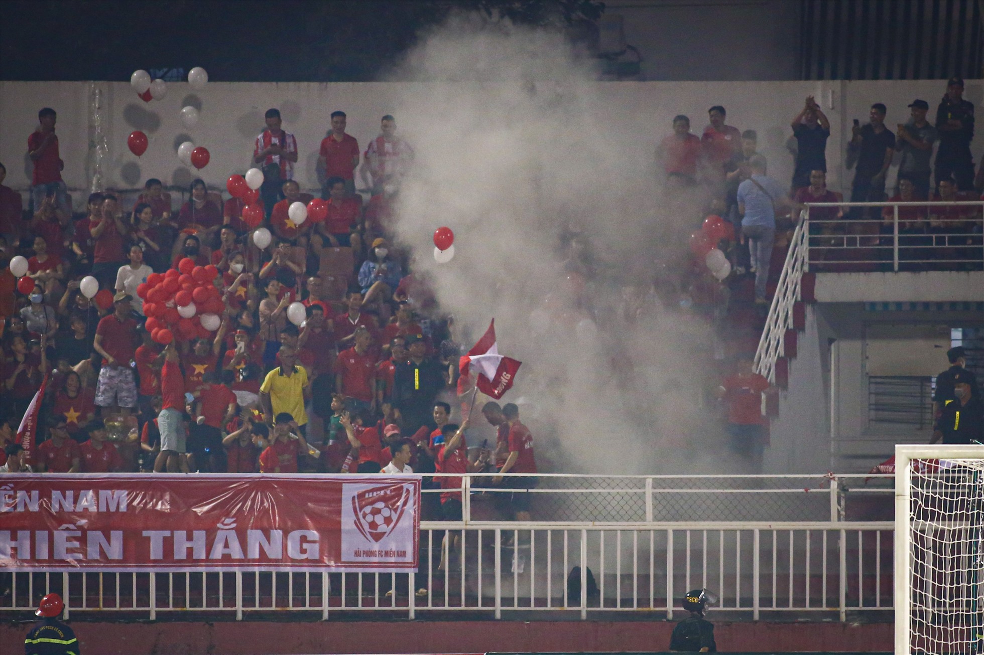 Đầu trận đấu giữa Sài Gòn FC và Hải Phòng ở vòng 22 Night Wolf V.League 2022, khán đài C của cổ động viên Hải Phòng bất ngờ có cú nổ lớn và xuất hiện lửa.