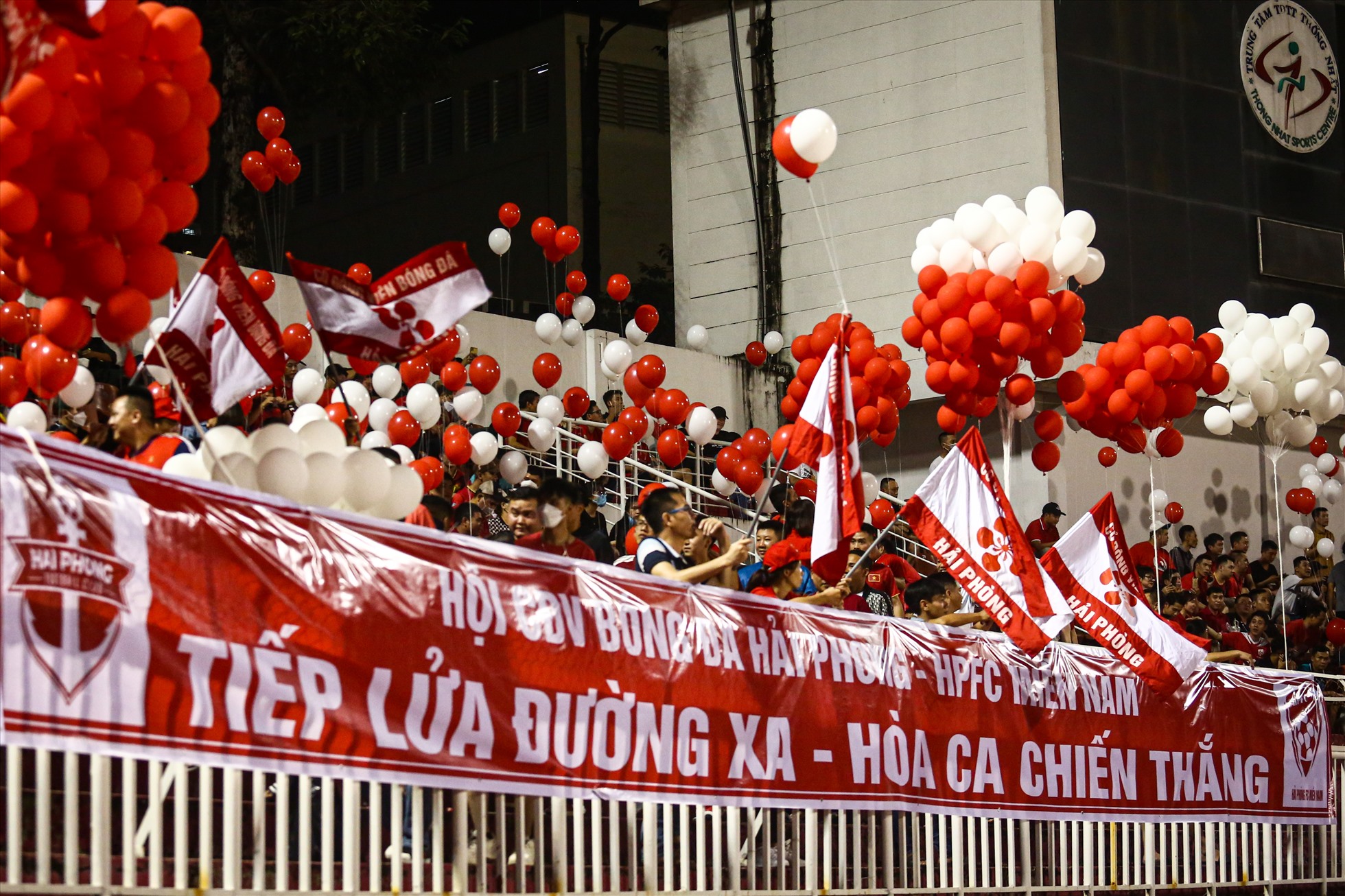 Với sự tiếp lửa từ các cổ động viên, câu lạc bộ Hải Phòng ra sân đầy quyết tâm, đặt mục tiêu giành trọn 3 điểm trước đội chủ nhà Sài Gòn.