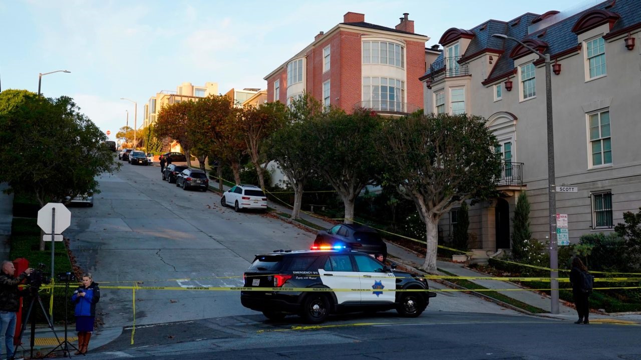 Cảnh sát chặn con phố bên ngoài nhà của Chủ tịch Hạ viện Nancy Pelosi ở San Francisco. Ảnh chụp màn hình