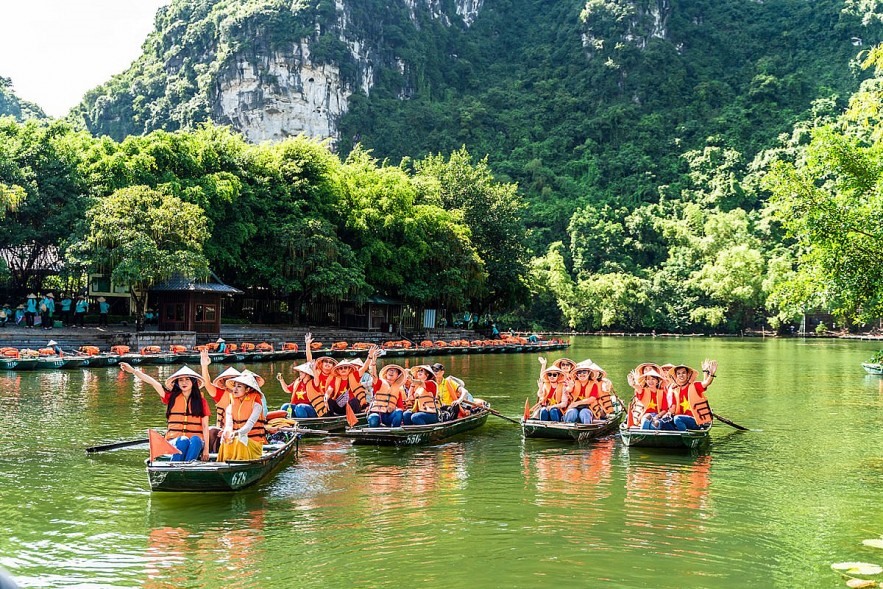 Ninh Bình đón hơn 3 triệu du khách sau 10 tháng đầu năm. Ảnh: T.L