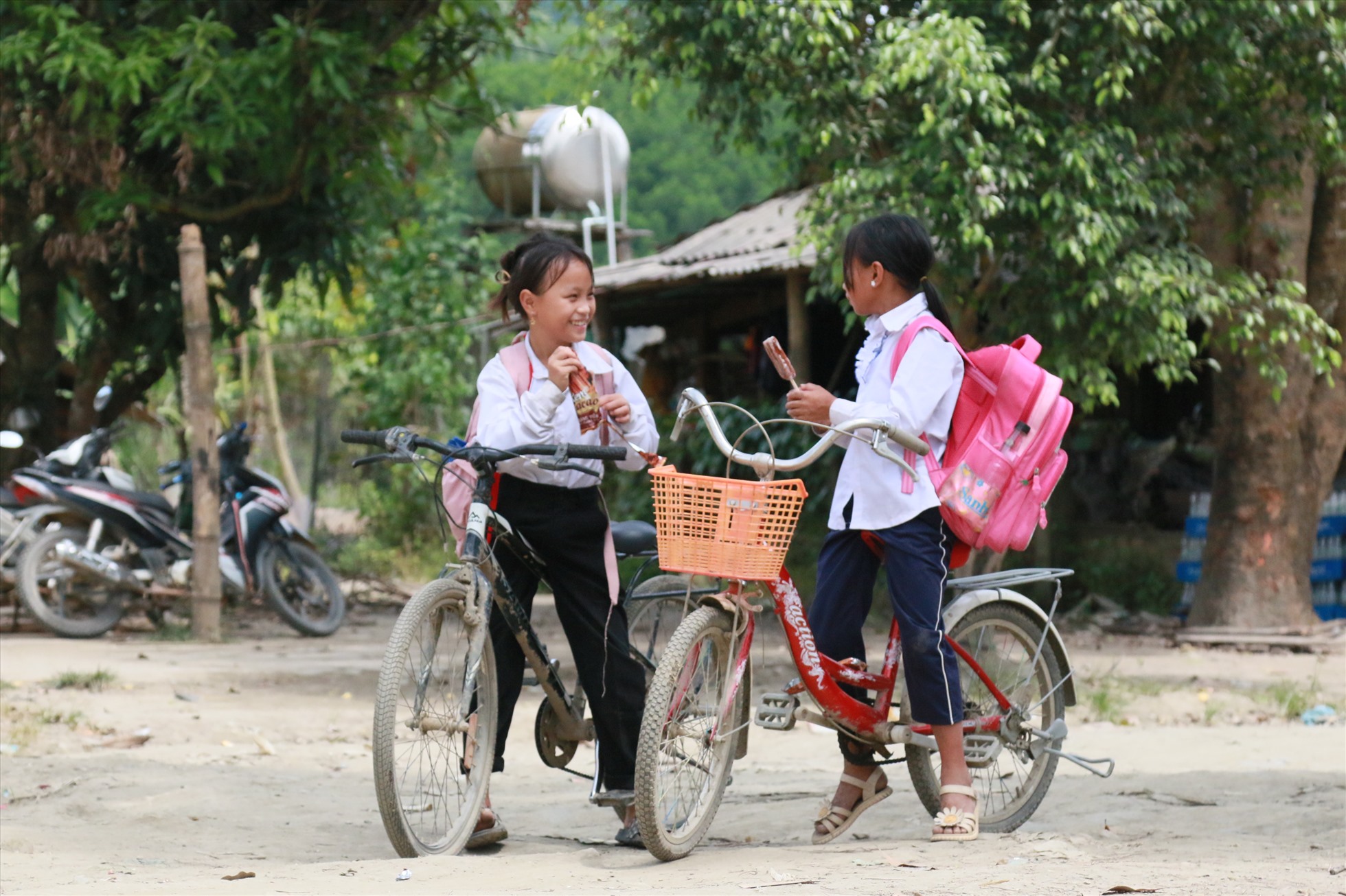 Một nhóm học sinh tiểu học đang chơi đùa trong sân trường. Bố mẹ các em vẫn chưa di dời nên việc các em còn “trụ lại” ngôi trường thân thuộc của mình cũng là lẽ tất yếu