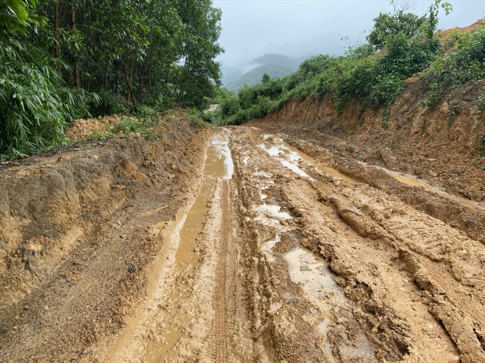 Đường vào bên trong khu vực thôn 9, 10, 11, xã Cư San (huyện M'Đrắk) nơi người dân vùng lòng hồ sinh sống đầy bùn lầy, rất khó di chuyển.