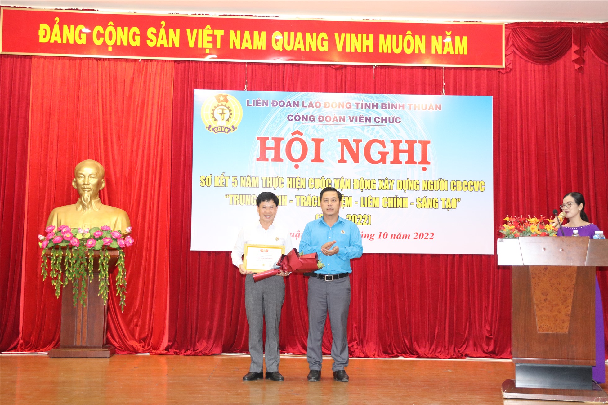 Ông Phạm Xuân Toan - Phó Giám đốc BHXH tỉnh được nhận kỷ niệm chương “Vì sự nghiệp công đoàn”. Ảnh: TL