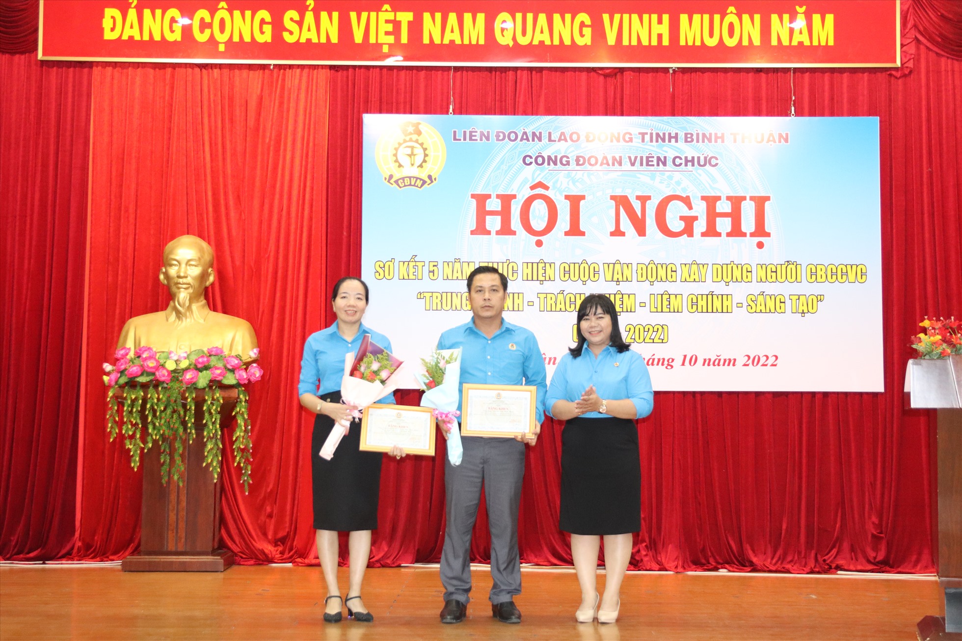 Thừa ủy quyền CĐVC Việt Nam, đại diện LĐLĐ tỉnh trao bằng khen cho 2 tập thể. Ảnh: TL