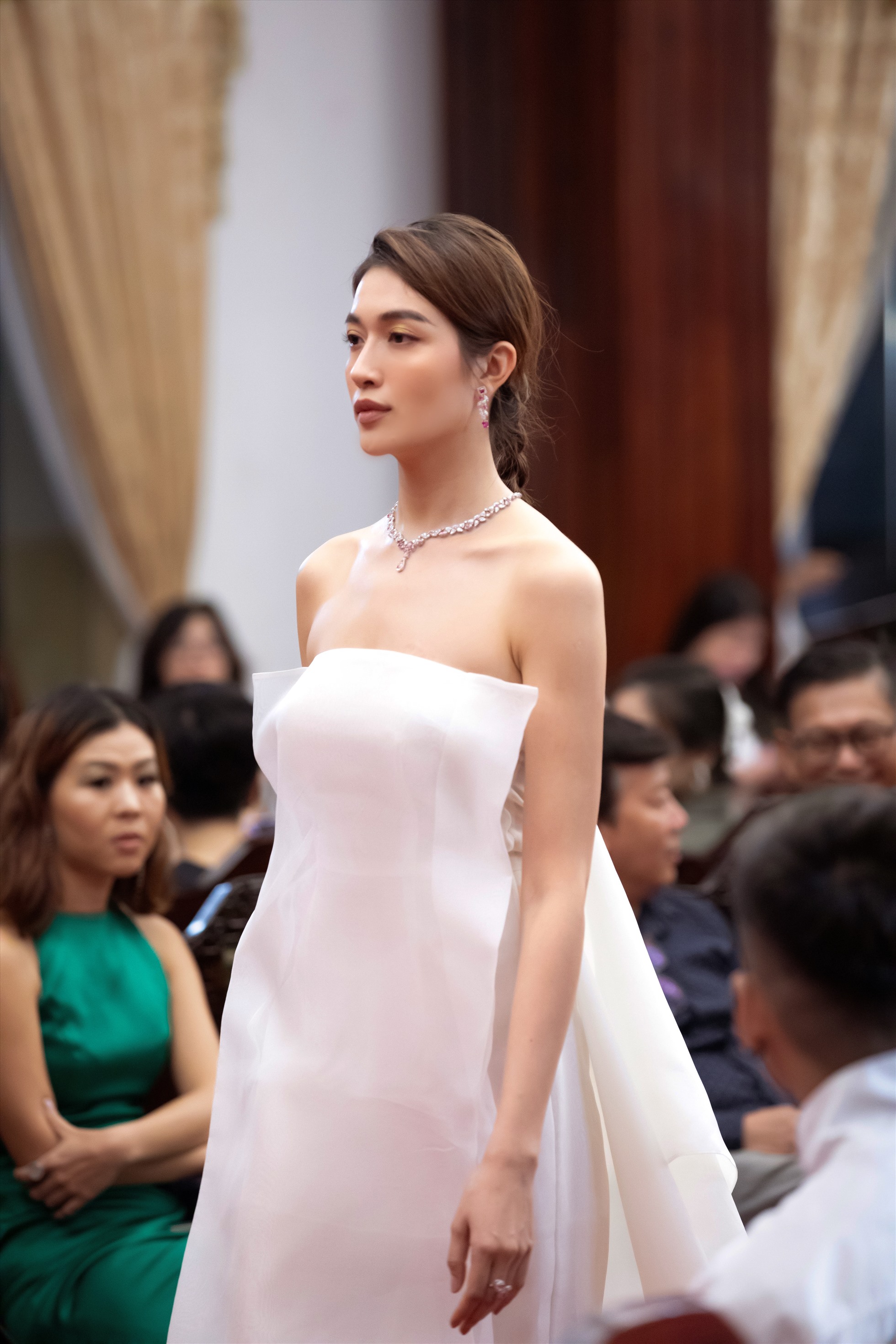 Ngoài á hậu Lệ Hằng, 4 người mẫu Kim Phương, Mộng Tuyền, Phạm Hoàng Yến, Huỳnh Ngọc Giao được lựa chọn là những người mẫu trình diễn những thiết kế kim cương đặc sắc nhất của NTK Ngọc Đoàn.
