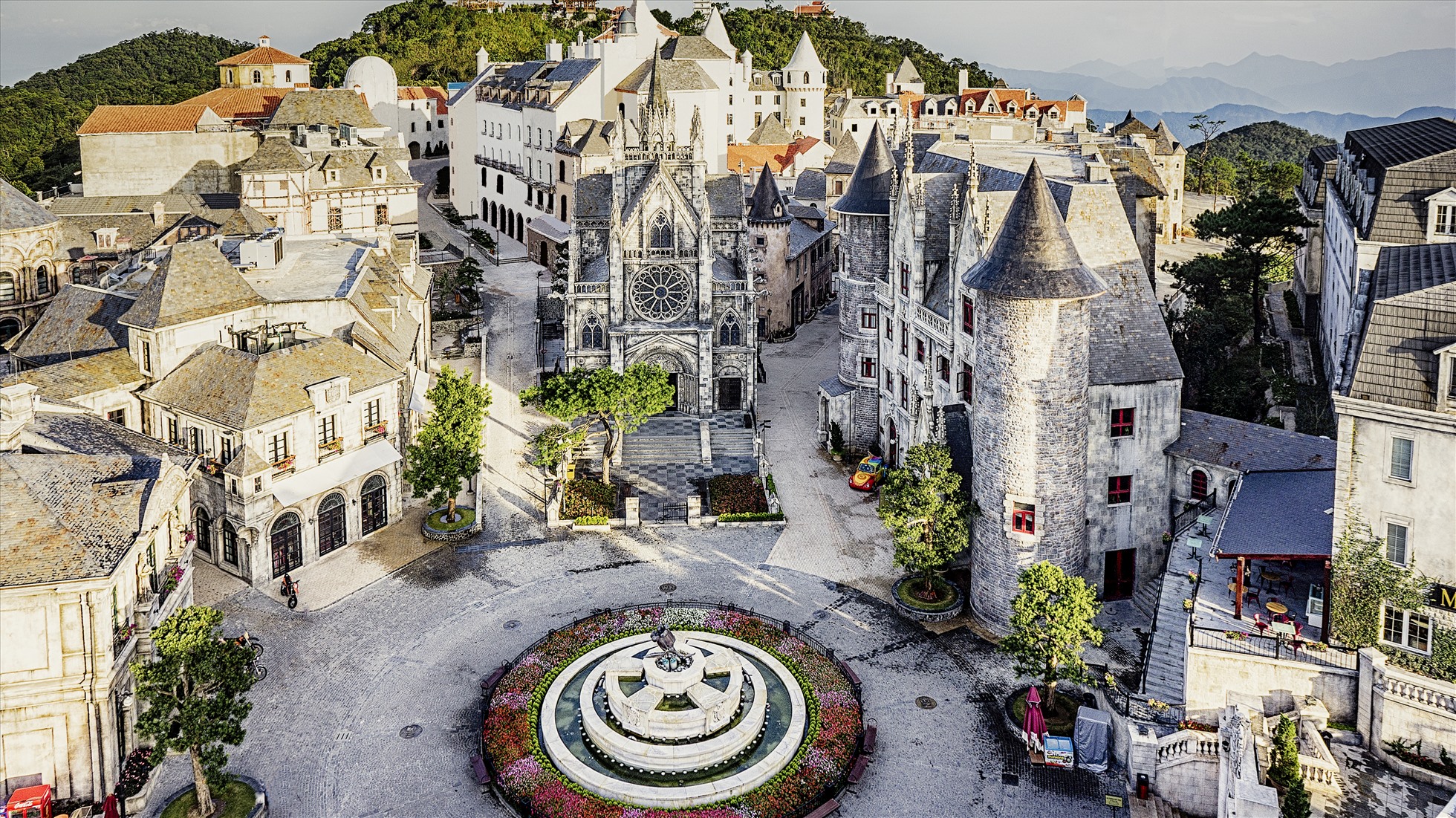 Mercure Danang French Village Bana Hills đoạt giải thưởng “Khách sạn trên núi sang trọng nhất Châu Á – Luxury Mountain Hotel”. Ảnh: Hà