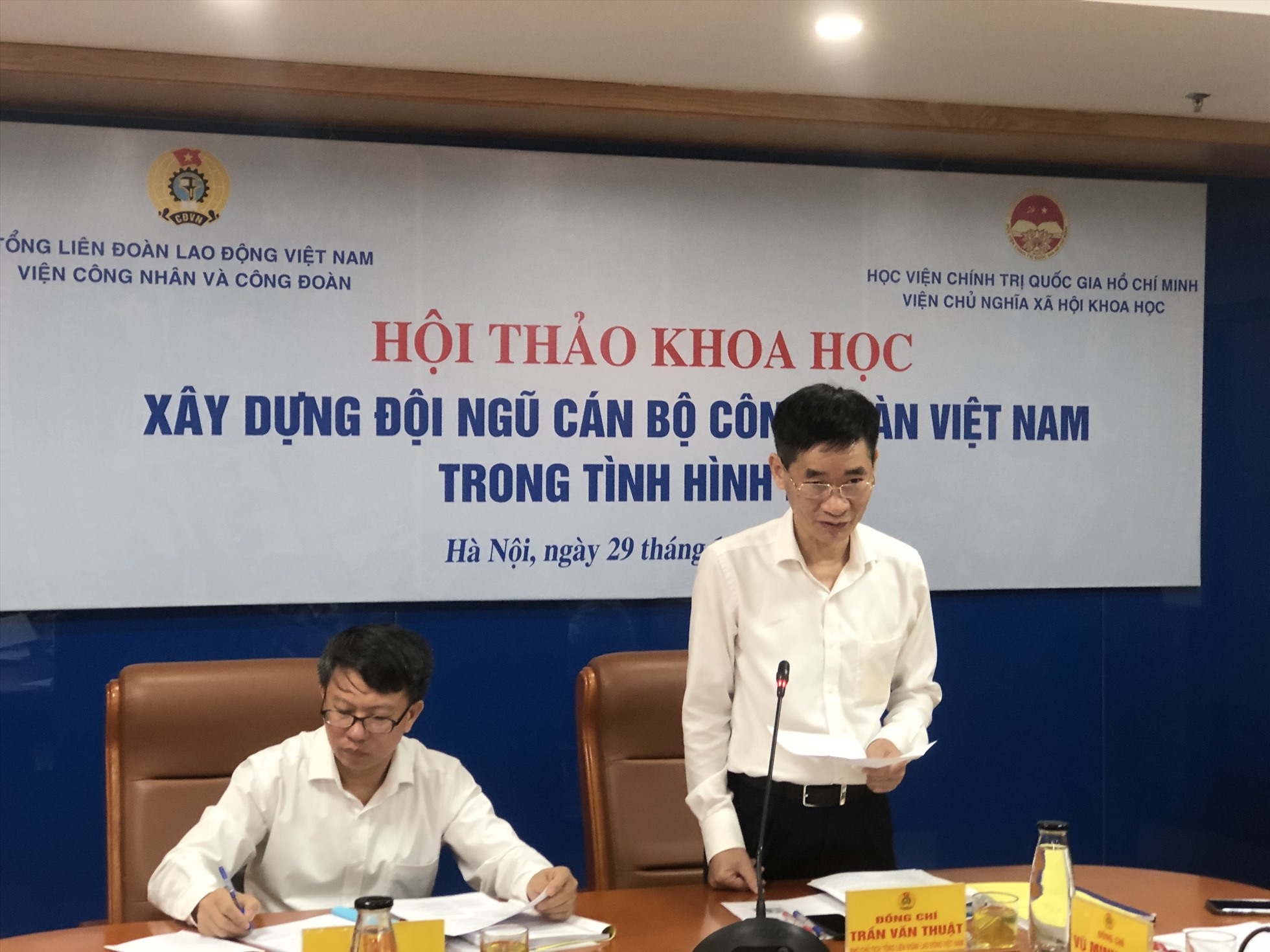 Ông Trần Văn Thuật - Phó Chủ tịch Tổng Liên đoàn Lao động Việt Nam - phát biểu tại hội thảo.